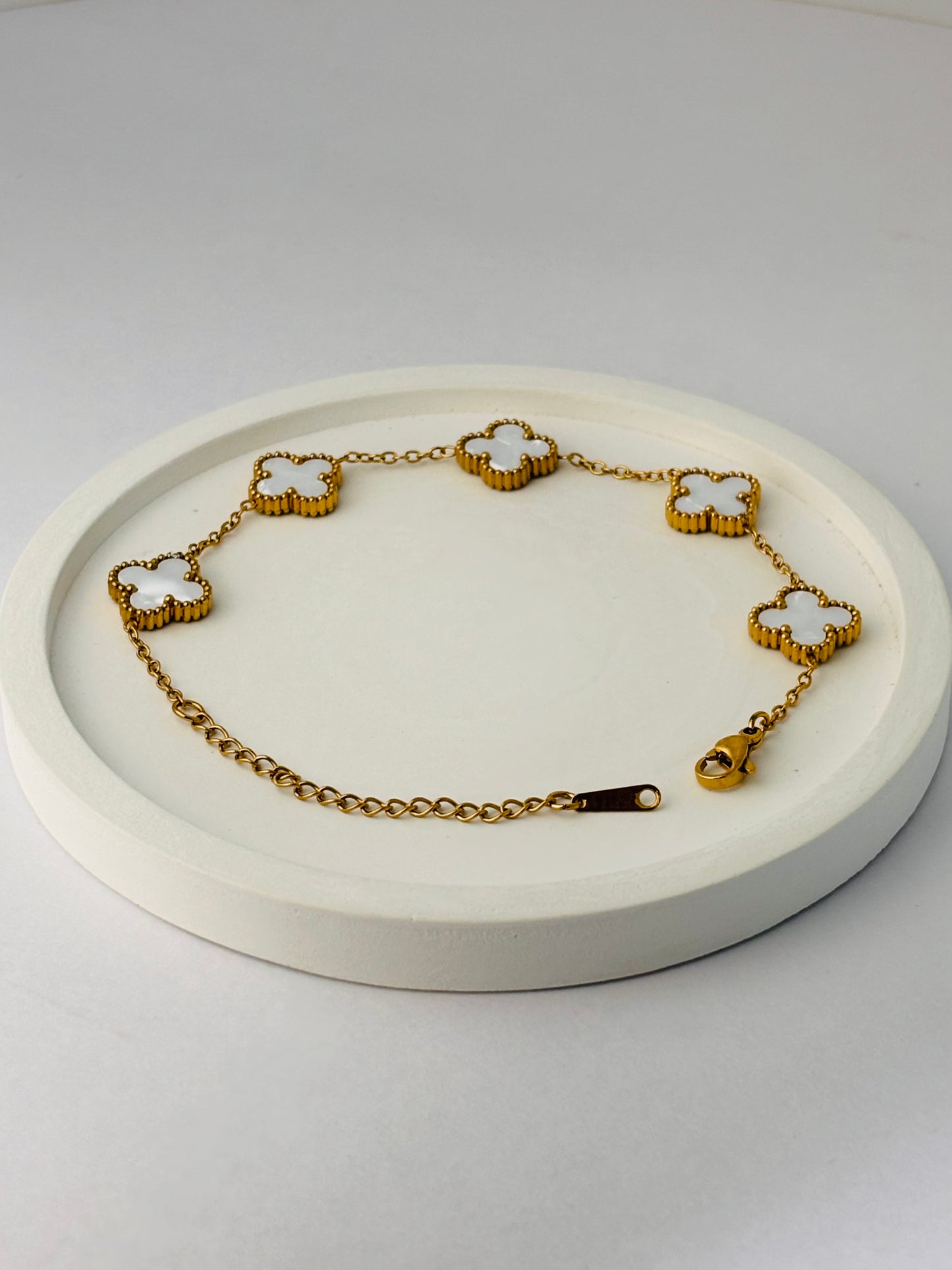 Gold clover-motif bracelet