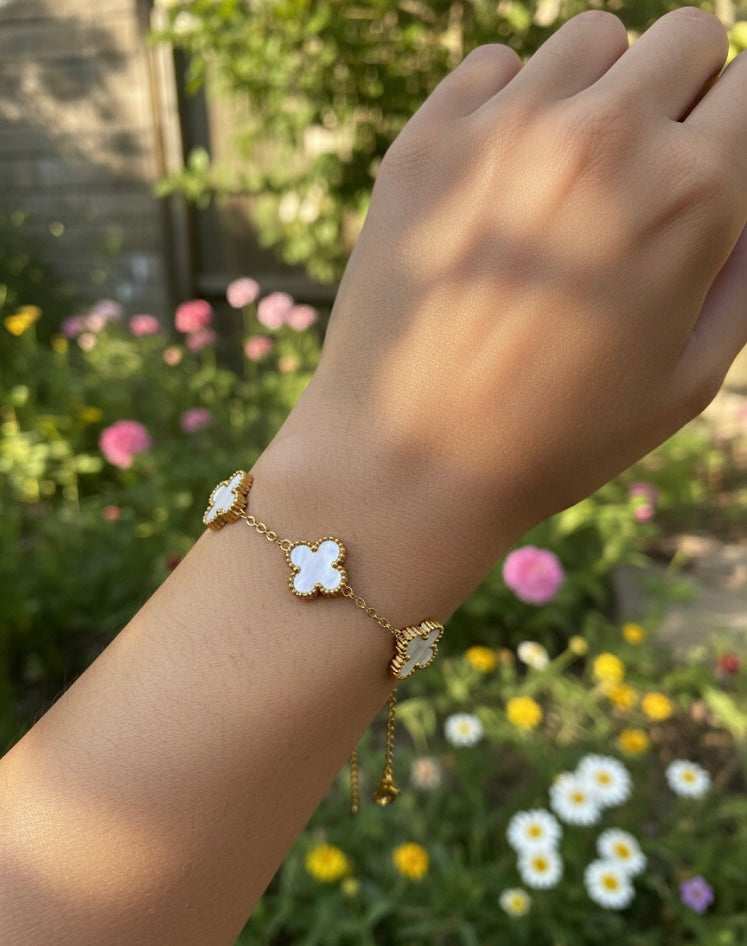 Gold clover-motif bracelet