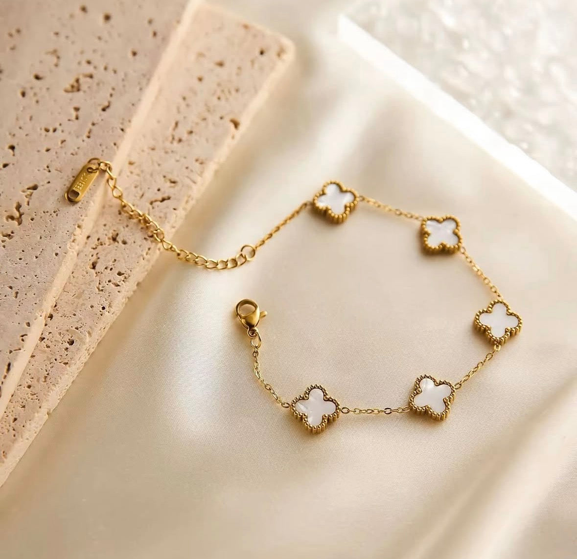 Gold clover-motif bracelet